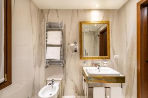 un baño con lavabo y espejo en Palazzo San Lorenzo, en Venecia 37 fotos más