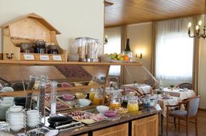 uma cozinha com um balcão com comida em Hotel Haus Reichert em Baden-Baden