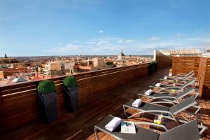 een rij tafels op het dak van een gebouw bij Hotel Cortezo in Madrid