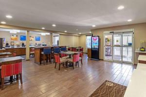 En restaurang eller annat matställe på Comfort Inn N Myrtle Beach Barefoot Landing