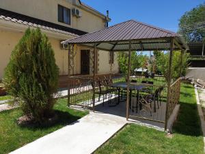 Сад в Malibu Guest House