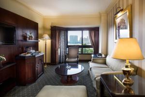 Sjónvarps- og/eða afþreyingartæki á Pyramisa Suites Hotel Cairo