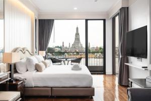 Uma TV ou centro de entretenimento em ARUN Riverside Bangkok