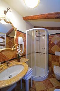 une salle de bain avec un lavabo et une douche dans l'établissement Antico Panada, à Venise