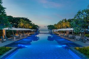 Peldbaseins naktsmītnē Crimson Resort and Spa - Mactan Island, Cebu vai tās tuvumā