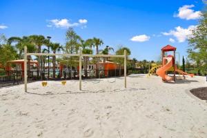 un parco giochi con scivolo e struttura per il gioco di Beautiful Themed Vacation Home with Private Pool ST5509 a Davenport