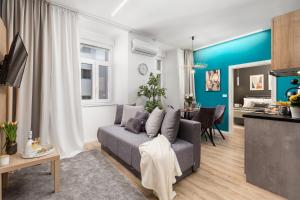 - un salon avec un canapé et une salle à manger dans l'établissement Saint Vitus Apartments with balcony, à Rijeka