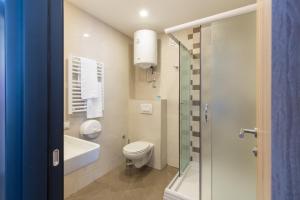 Premium Crown Suites tesisinde bir banyo +37 fotoğraf
