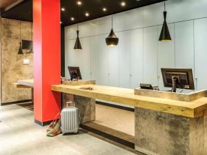 hol z recepcją i walizką w obiekcie Ibis Berlin Hauptbahnhof w Berlinie