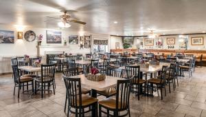Un restaurant u otro lugar para comer en Grand Canyon Inn and Motel - South Rim Entrance