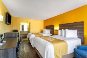 Ένα ή περισσότερα κρεβάτια σε δωμάτιο στο Days Inn by Wyndham Hampton Near Coliseum Convention Center