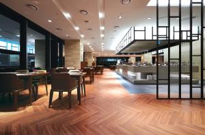 旌善Jeongseon Intoraon Hotel的有桌椅和酒吧的餐厅