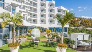 uma representação do pátio de um hotel com palmeiras em Hotel Baia Azul no Funchal