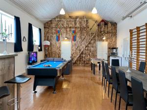Stol za biljar u objektu Hestkær Family Rooms