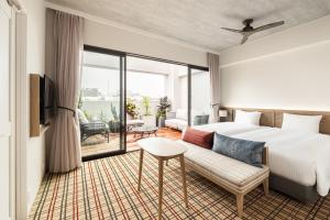 una camera d'albergo con un letto e un divano di Nest Hotel Naha Kumoji a Naha