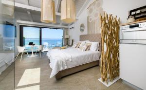 - une chambre avec un lit et une vue sur l'océan dans l'établissement Gallery Luxury Suites & Rooms-Only Adults, à Split