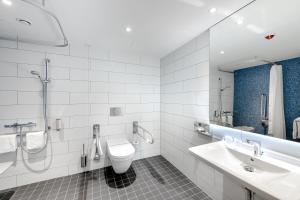 Bany a Holiday Inn Express - Berlin - Alexanderplatz by IHG 37 fotos més