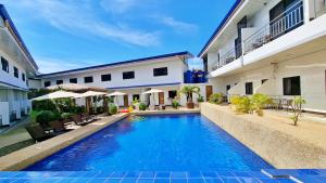Hồ bơi trong/gần MGH Alona Resort
