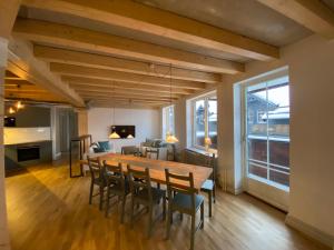 a dining room and living room with a table and chairs at Vemdalsskalets Högfjällshotell & lägenheter in Vemdalsskalet