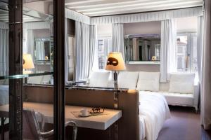 una habitación de hotel con una cama y un espejo en Palazzina Grassi, en Venecia
