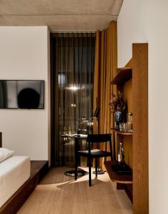 Una cama o camas en una habitación de Karl August - a Neighborhood Hotel 37 fotos más