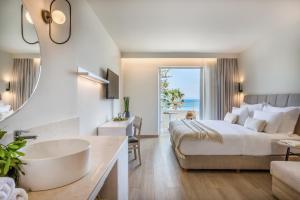 Una cama o camas en una habitación de KoSea Boutique Hotel