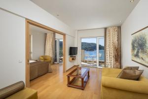 Un televizor și/sau centru de divertisment la Akrotiri Beach Resort Hotel - Adult Friendly