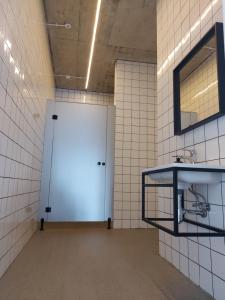 La salle de bains est pourvue d'une porte blanche et d'un miroir. dans l'établissement Dom wycieczkowy Zacisze, à Sandomierz 37 autres photos