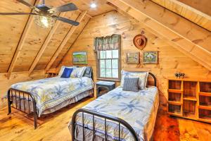 Cozy Creekside Mountain Escape with Hot Tub! tesisinde bir odada yatak veya yataklar