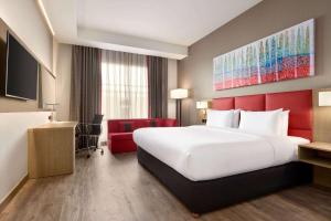 Ramada Encore by Wyndham Muscat Al-Ghubra tesisinde bir odada yatak veya yataklar
