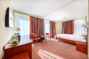 a hotel room with a bed and a desk at Hotel Gromada Warszawa Centrum in Warsaw +37 photos