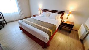 Ένα ή περισσότερα κρεβάτια σε δωμάτιο στο Hotel Diego de Almagro Puerto Montt