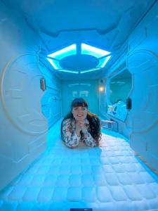 Tempat tidur dalam kamar di Space Night Capsule Hostel