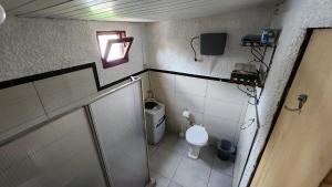 uma pequena casa de banho com um WC e uma janela em Maridalba em La Coronilla mais 9 fotografias