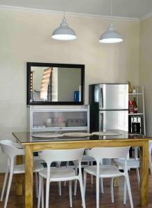 Nhà bếp/bếp nhỏ tại Family-Friendly Cabin Hideaway, Alfonso Tagaytay