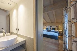 Rúm í herbergi á MGM Hôtels & Résidences - Résidence Le Hameau de l'Ours