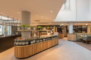 Reštaurácia alebo iné gastronomické zariadenie v ubytovaní Hilton Garden Inn Frankfurt City Centre
