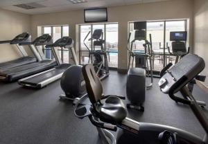 Fitnesscenter och/eller fitnessfaciliteter på Hampton Inn Boston Logan Airport +21 foton