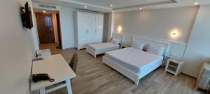 1 dormitorio con cama, mesa y escritorio en Blador, en Tichi 37 fotos más