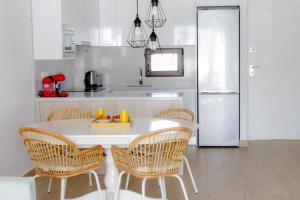Кухня або міні-кухня у Beautiful Condo in Laguna Beach Resort overlooking Laguna Rosa In Torrevieja With 2 Bedrooms and 2 Bathrooms