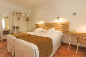 Una cama o camas en una habitación de Los Cantaros