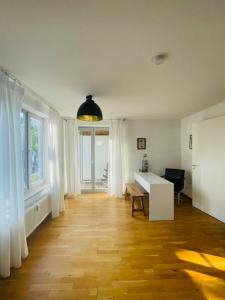 Una cama o camas en una habitación de Fly Inn Apartment Berlin