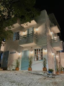 a building with a blue door and a balcony at Cabaña Villa Jardín - Aldea Doradal - Santorini Colombiano in Doradal +36 photos