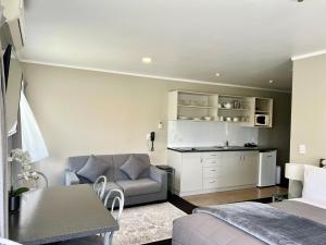 Una cocina o kitchenette en Ashbrook Motel Taupo