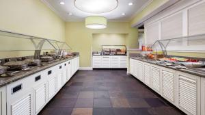 Nhà bếp/bếp nhỏ tại DoubleTree by Hilton Sunrise - Sawgrass Mills