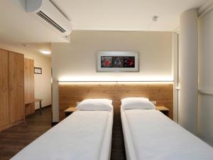szereg łóżek w pokoju szpitalnym w obiekcie B&B HOTEL Berlin-Mitte w Berlinie +22 zdjęcia