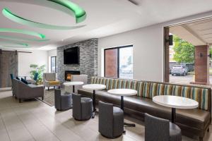 Et opholdsområde på La Quinta Inn by Wyndham Indianapolis Airport Executive Dr