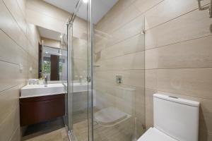 Clarendon Hotel tesisinde bir banyo +37 fotoğraf