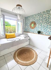 a bedroom with a bed and a window and a rug at " Escale Balma " Terrasse - Cité de l'espace - Wifi in Balma