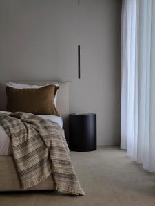 En eller flere senger på et rom på Bond Smart Living Suites